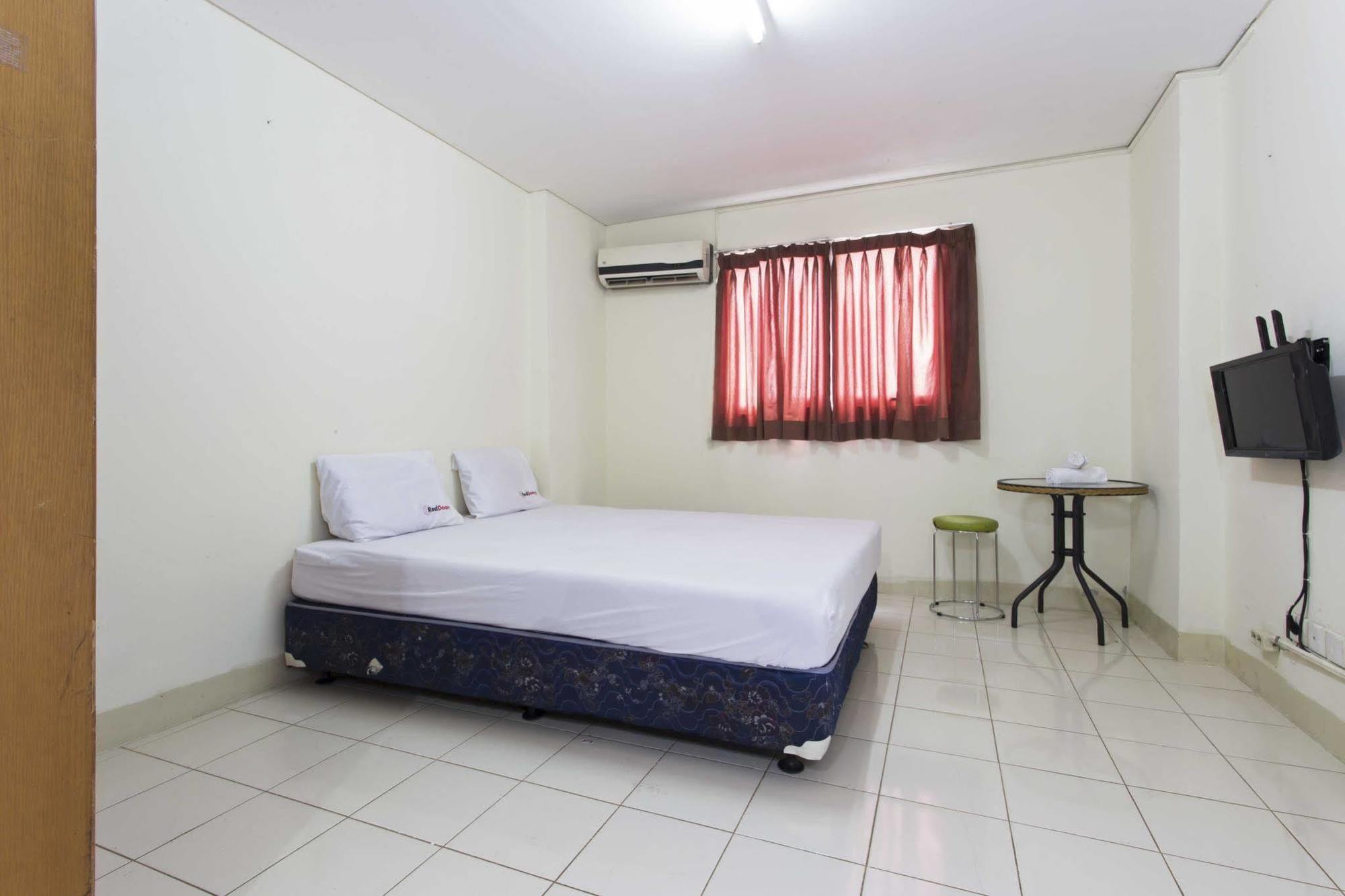 Reddoorz Apartment @ Pulo Gadung Джакарта Екстериор снимка