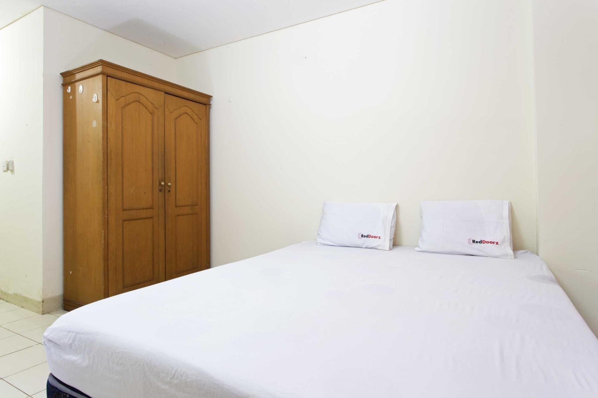 Reddoorz Apartment @ Pulo Gadung Джакарта Екстериор снимка