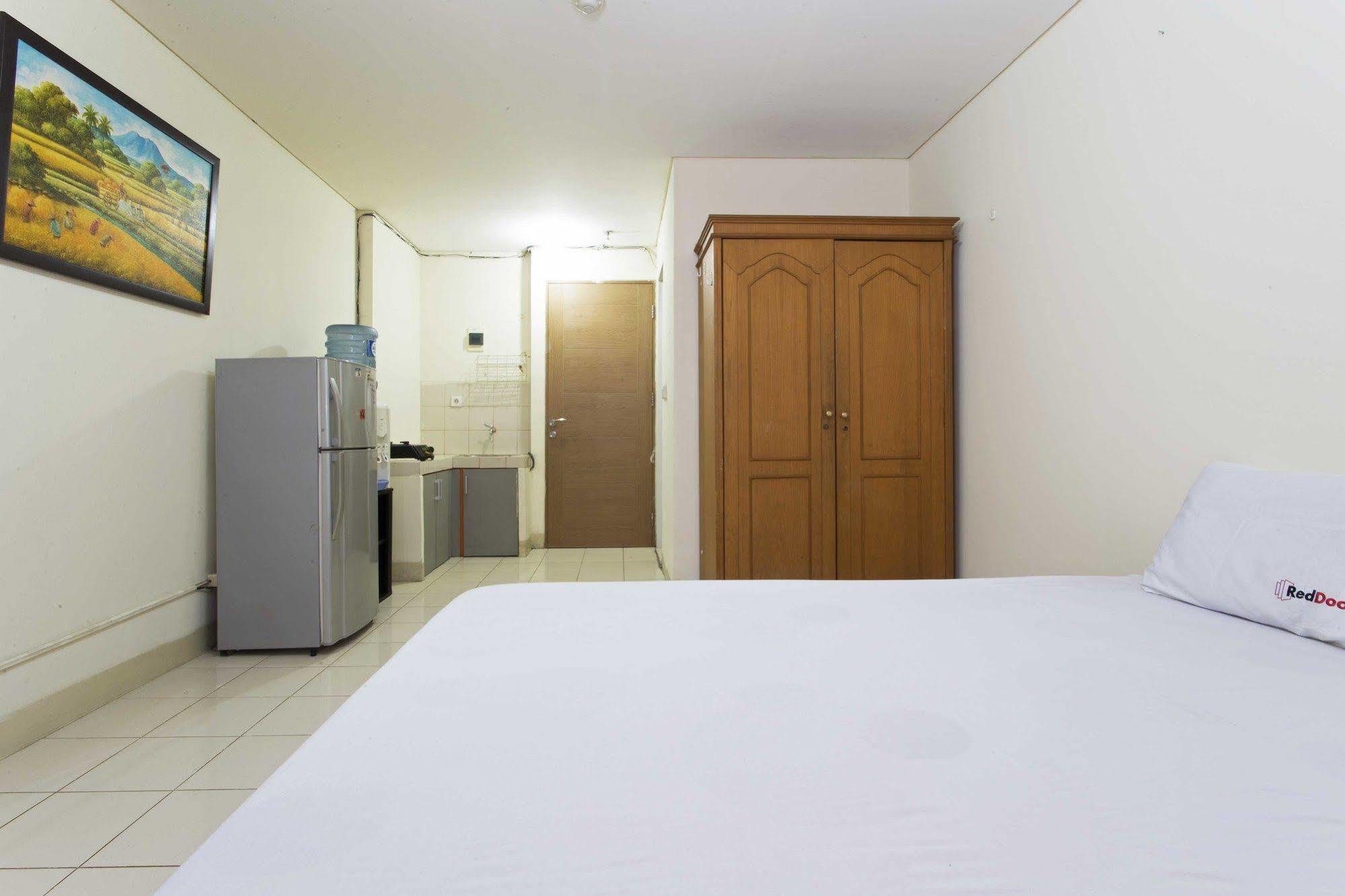 Reddoorz Apartment @ Pulo Gadung Джакарта Екстериор снимка