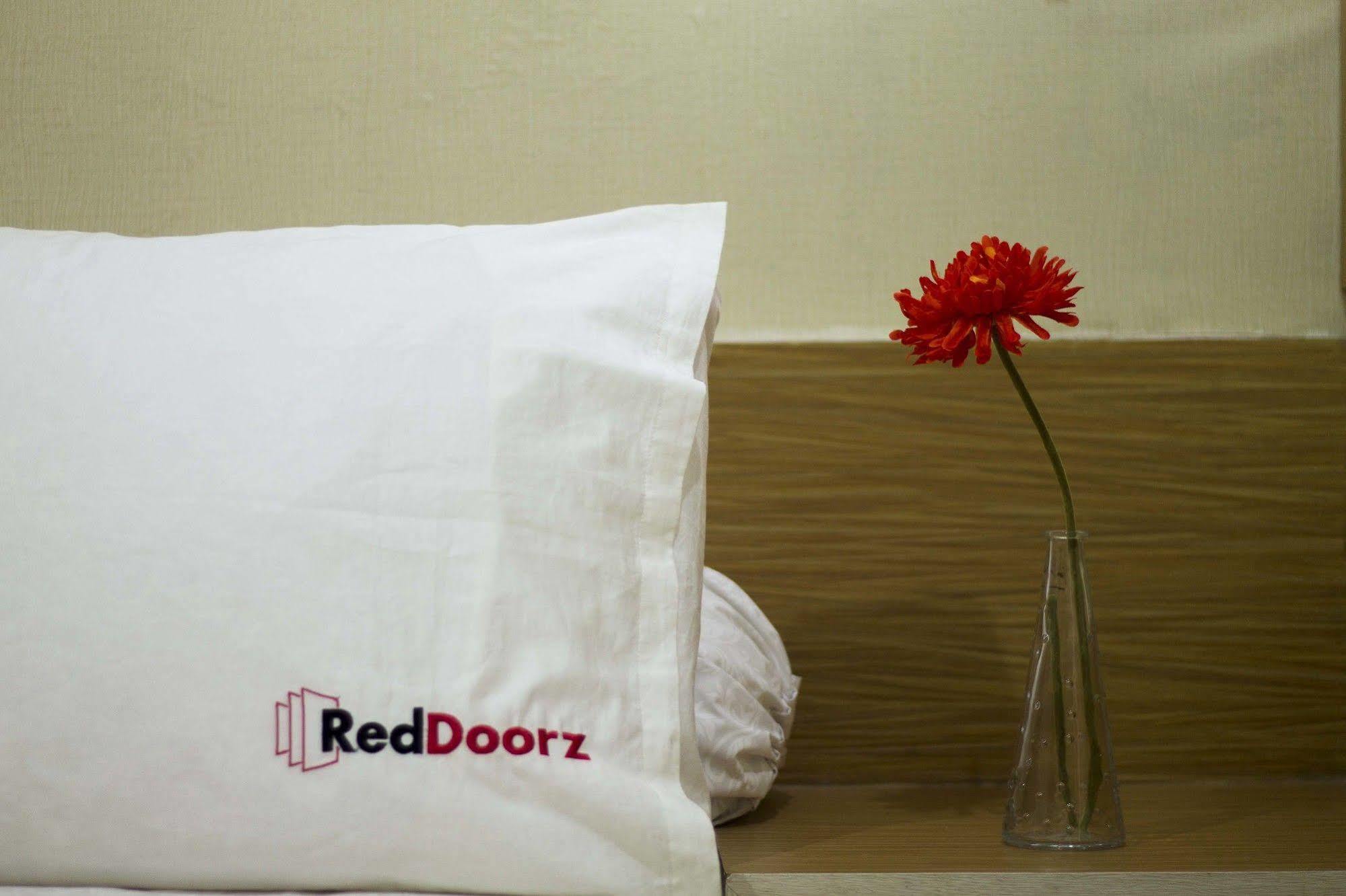 Reddoorz Apartment @ Pulo Gadung Джакарта Екстериор снимка
